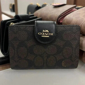 MEDIUM CORNER ZIP WALLET IN SIGNATURE CANVAS (COACH CW786 IMXAQ)